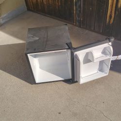 Mini Fridge W Freezer 