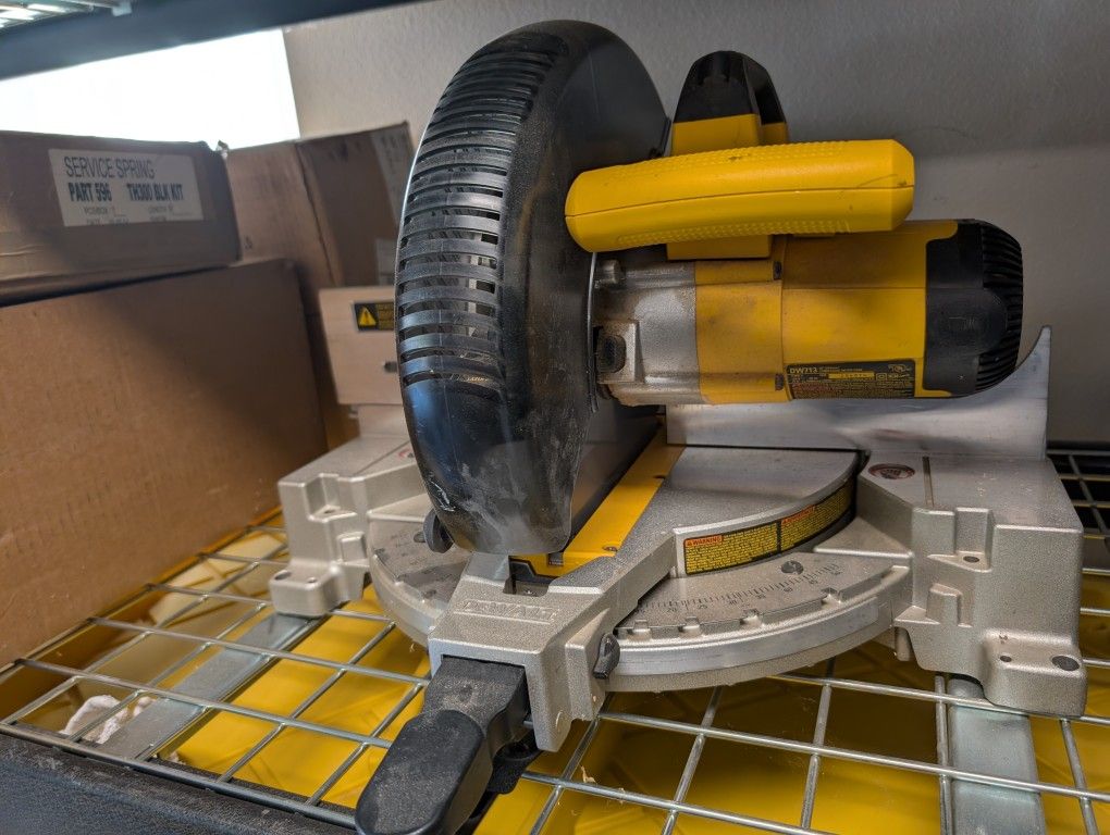 DeWalt 10" Miter Saw - Great Condition