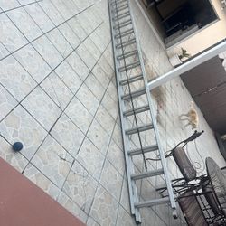 Escalera de 28 pies de aluminio buena marca muy buenas condiciones está casi nueva