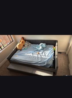 Full day bed with twin bed that pulls out