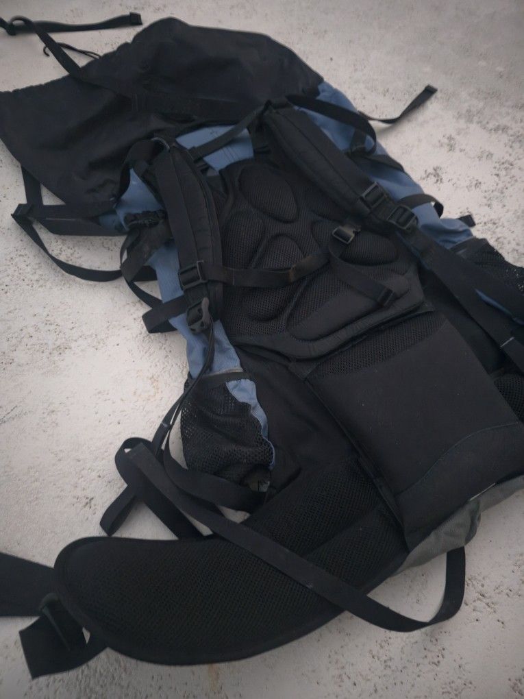 Backpack Hiking Camping Bag Shoulder Waist Deluxe Travel EMS Summit 4500 Eastern Mountain Sports Internal Frame