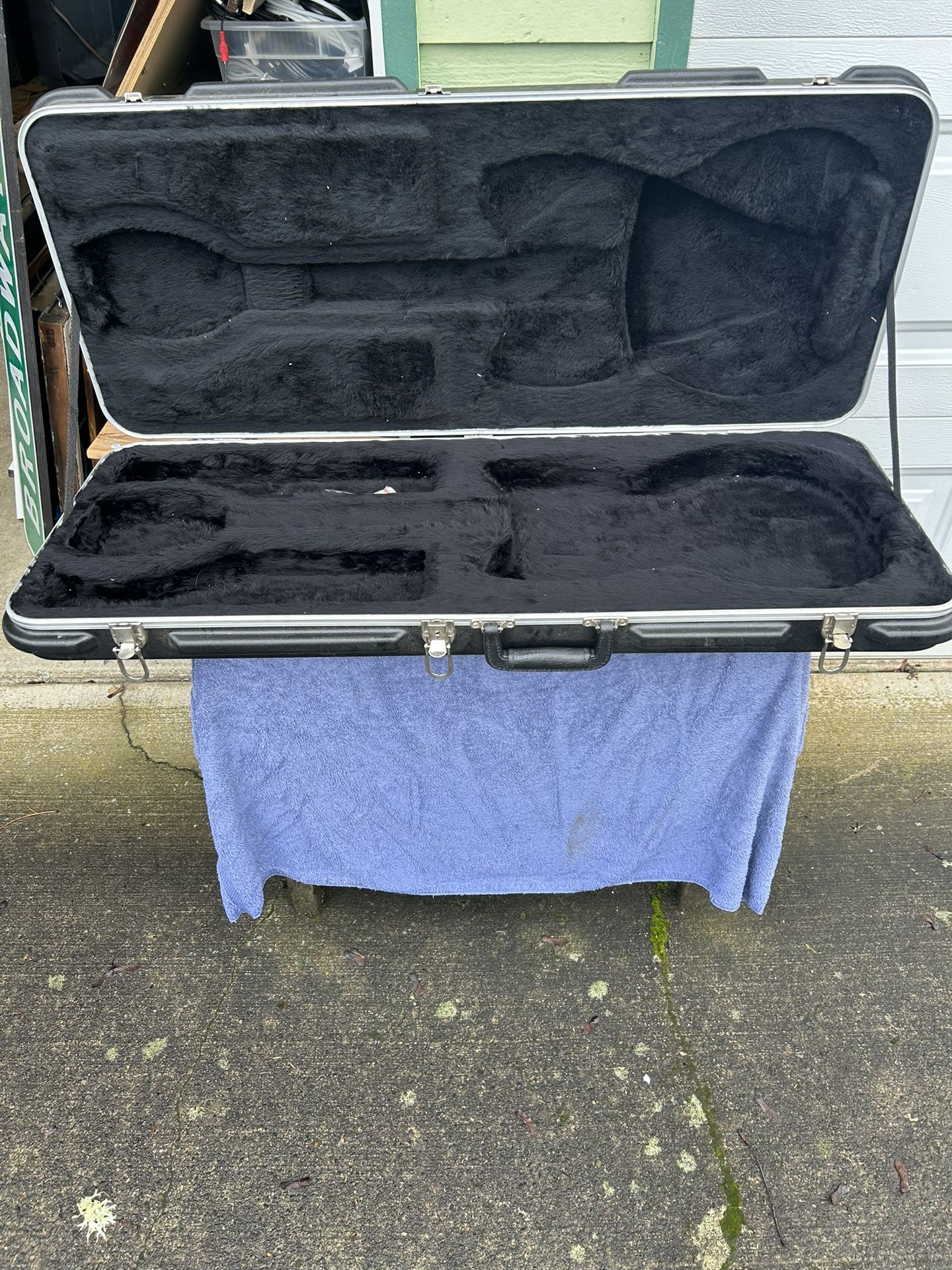 Music man hard sided guitar case in good condition. Latches and hinges work fine the interior looks good. It’s made for a shorter guitar with the neck