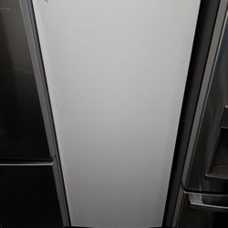 Refrigerator's new never use auto box.May have scratches or dents