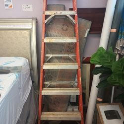 Louisville 6 ft fiberglass ladder