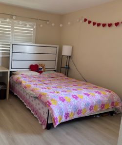 Selling Queen mattress and bedframe