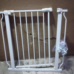 DOG GATE FENCE 31" TALL BY 33" WIDE