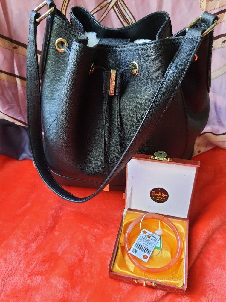 Calvin Klein purple shoulder bags , Black bucket bag in good condition, Black with silver accent
Dimensions are about
9.5 " x 6"
Free gift set of