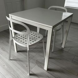 TABLE & 2 CHAIRS