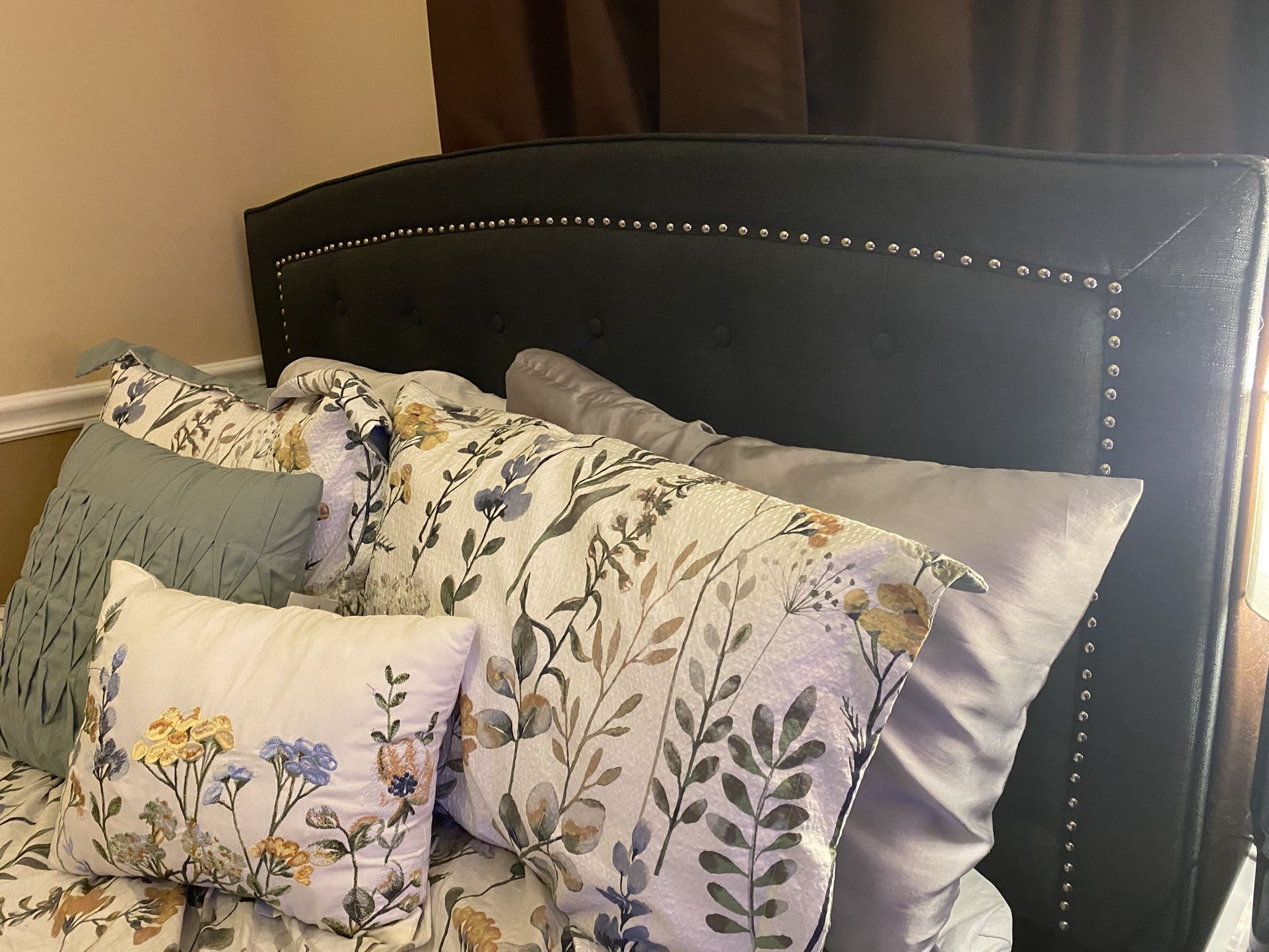 Black Tuffted Headboard (Full)