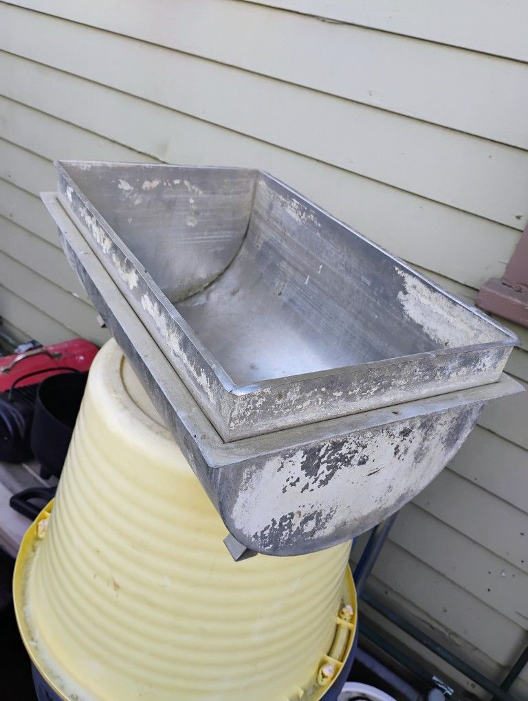 Tinaja Para Darle Comida O Agua A Los Animales