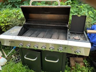 Three burner gas grill