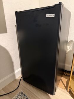 IGLOO 3.2 Cu Ft Refrigerator w/ Freezer, Black