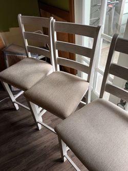Set of 3 chairs-like new