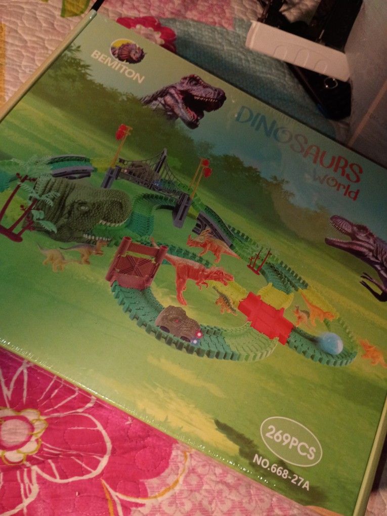 DINO WORLD 269 + PIECES WITH CREATE A ROAD SET