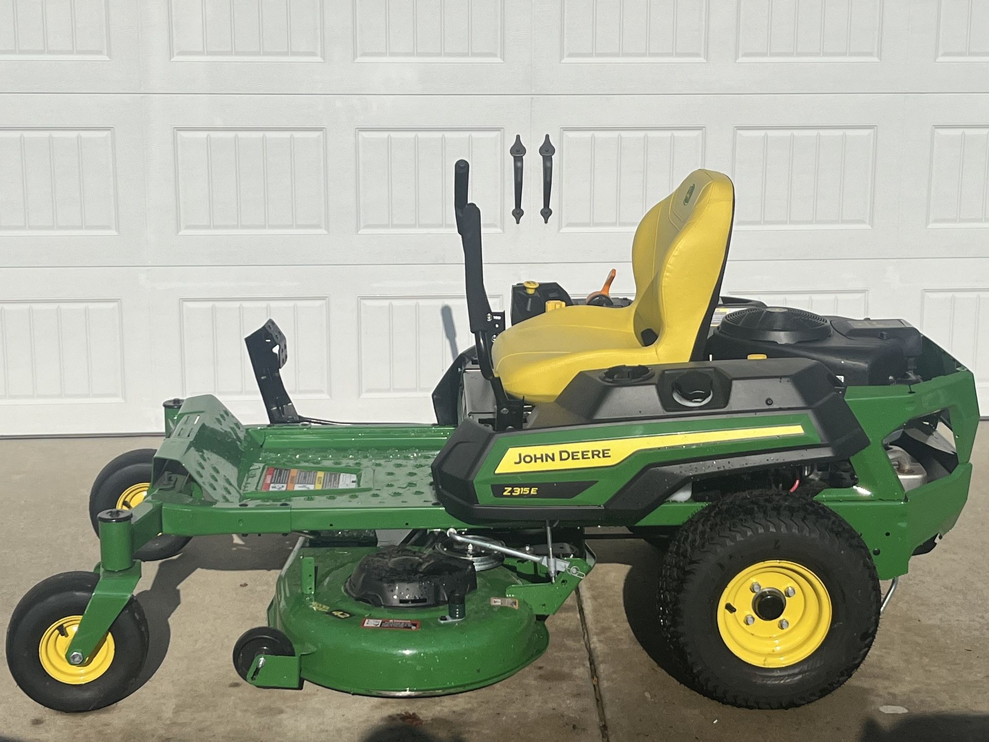 John Deere 315E Ztrak 42” Zero Turn