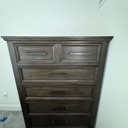 Johurst Dresser with 5 Storage Drawers - Excellent Condition