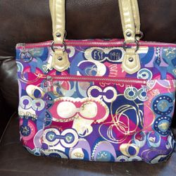Large Coach Poppy Needs Cleaning Inside $60