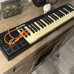 Alesis v49 keyboard