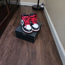 Jorden 1 Retro High Kids  Size 4
