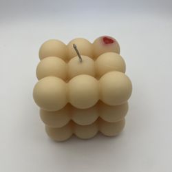 100% Natural Soy Candle with Floral Jasmine and Blackcurrant Scent.