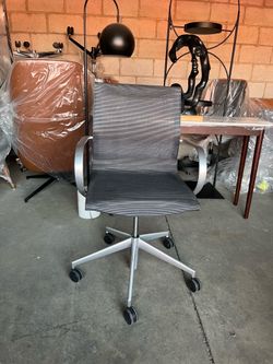 Mesh office chair ( can deliver for $10 )