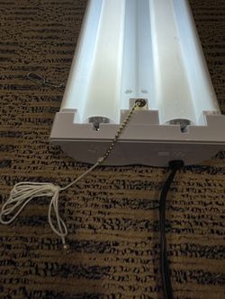 4’ Fluorescent Light Fixture