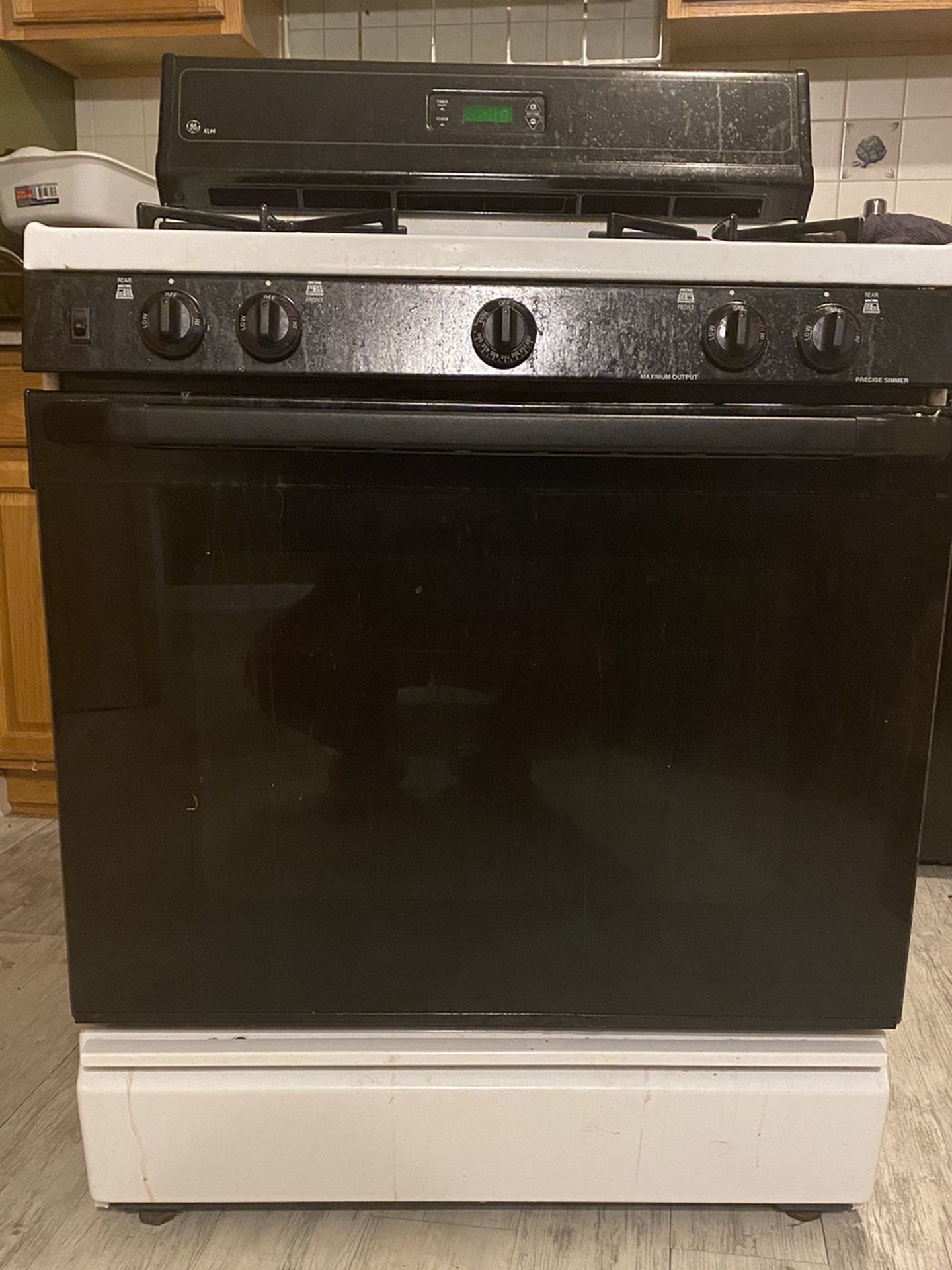 GE XL44 Black And White 30in Gas Stove