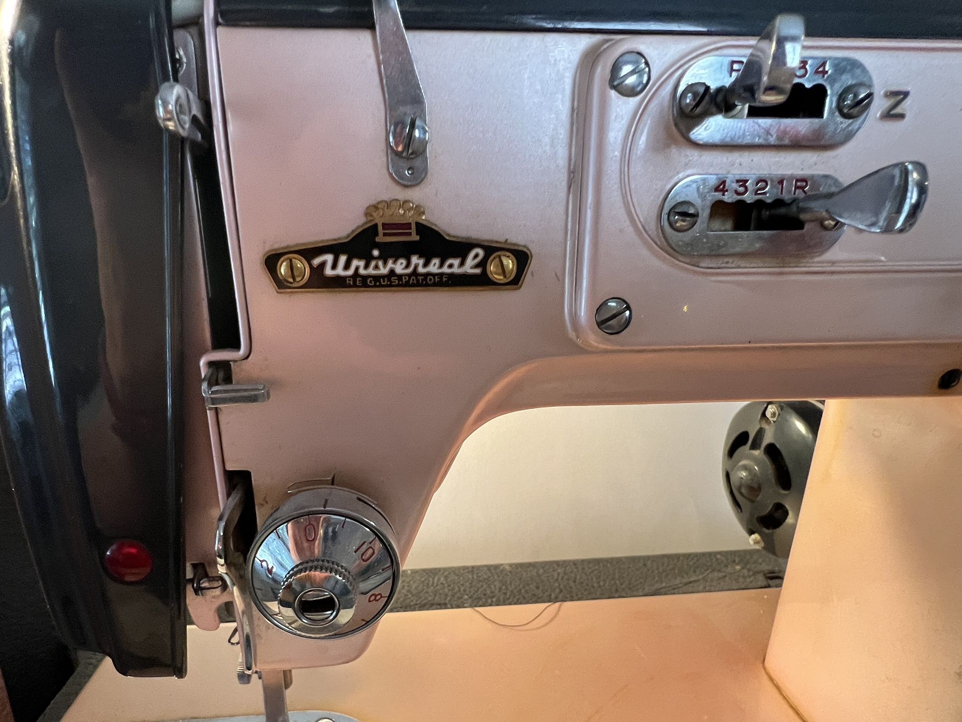Vintage Universal Super Zig Zag Sewing Machine for Sale in Gilbert, AZ