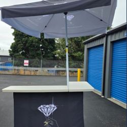 A mobile bar counter with an umbrella (see photo in the transport bag)