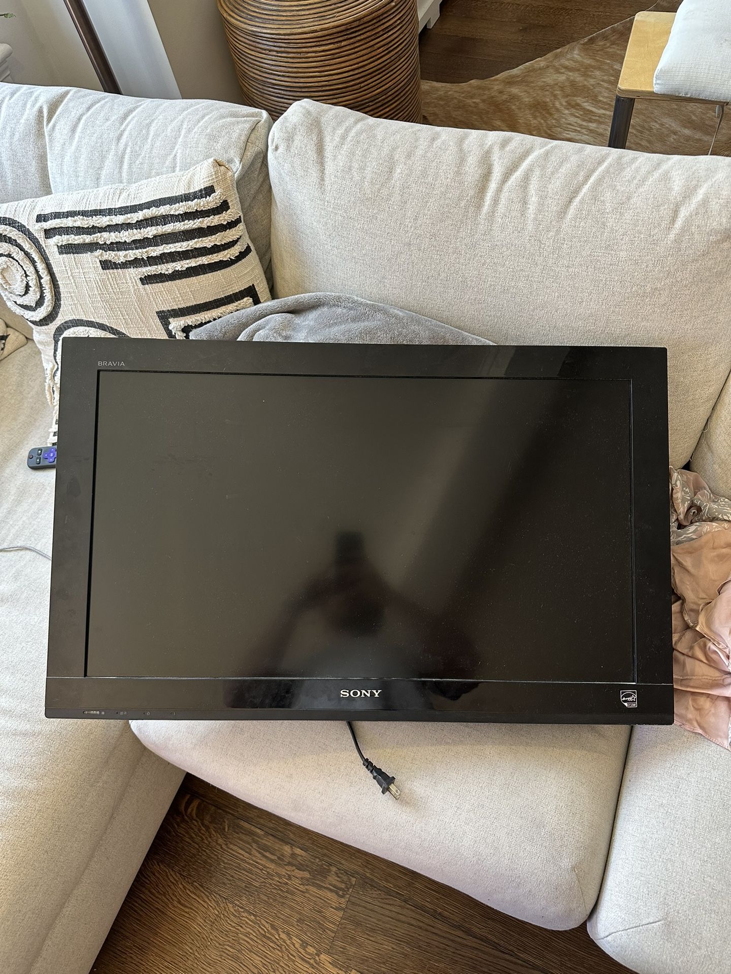 Sony Bravia Kdl-32bx421 32 inch Diagonal Class Bx421 Series LCD TV With Wall mount