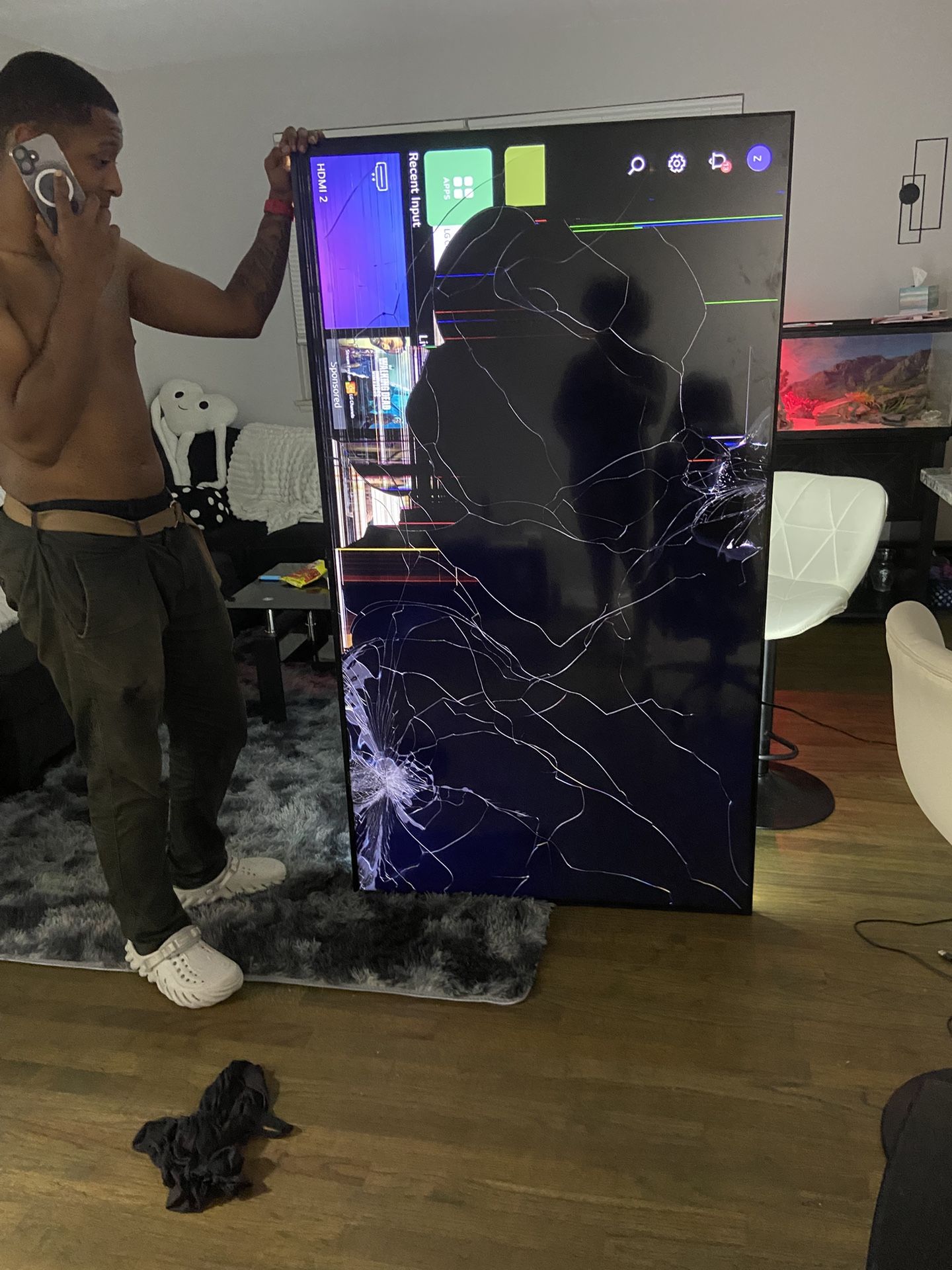 75in LG SMART TV SCREEN NEEDS REPAIRED