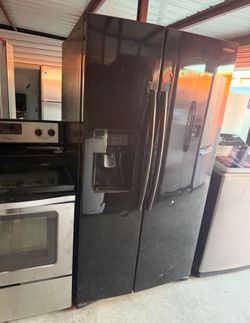 Black Samsung Refrigerator And Freezer