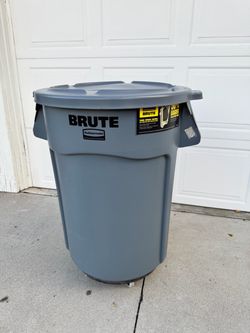 44 Gal. Brute Commercial Trash Can with Lid and Wheels