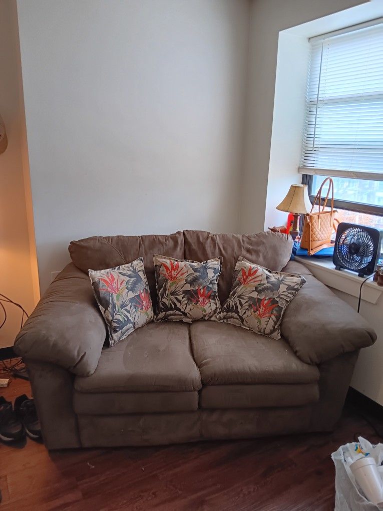 Good Cheap Couch! Kansas City, MO