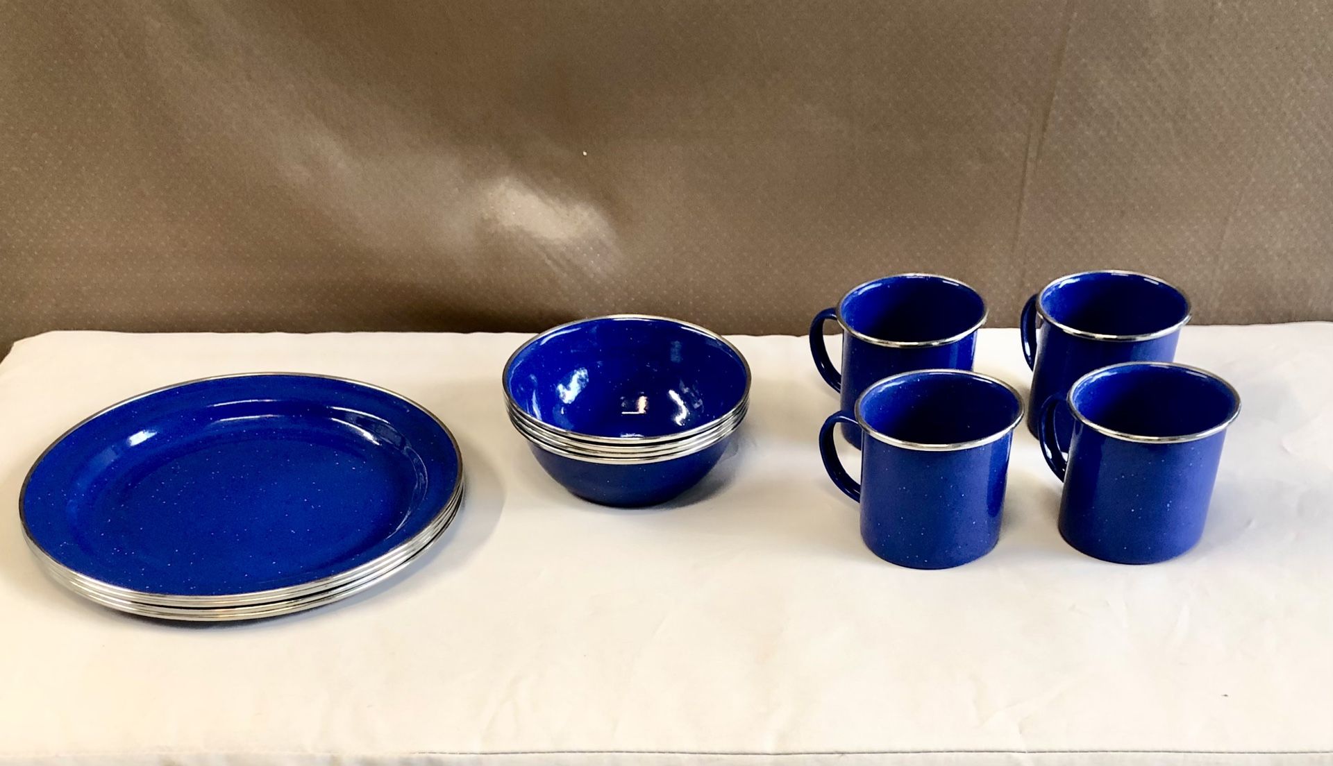 12 piece: plates, bowls, cups (4 of each)