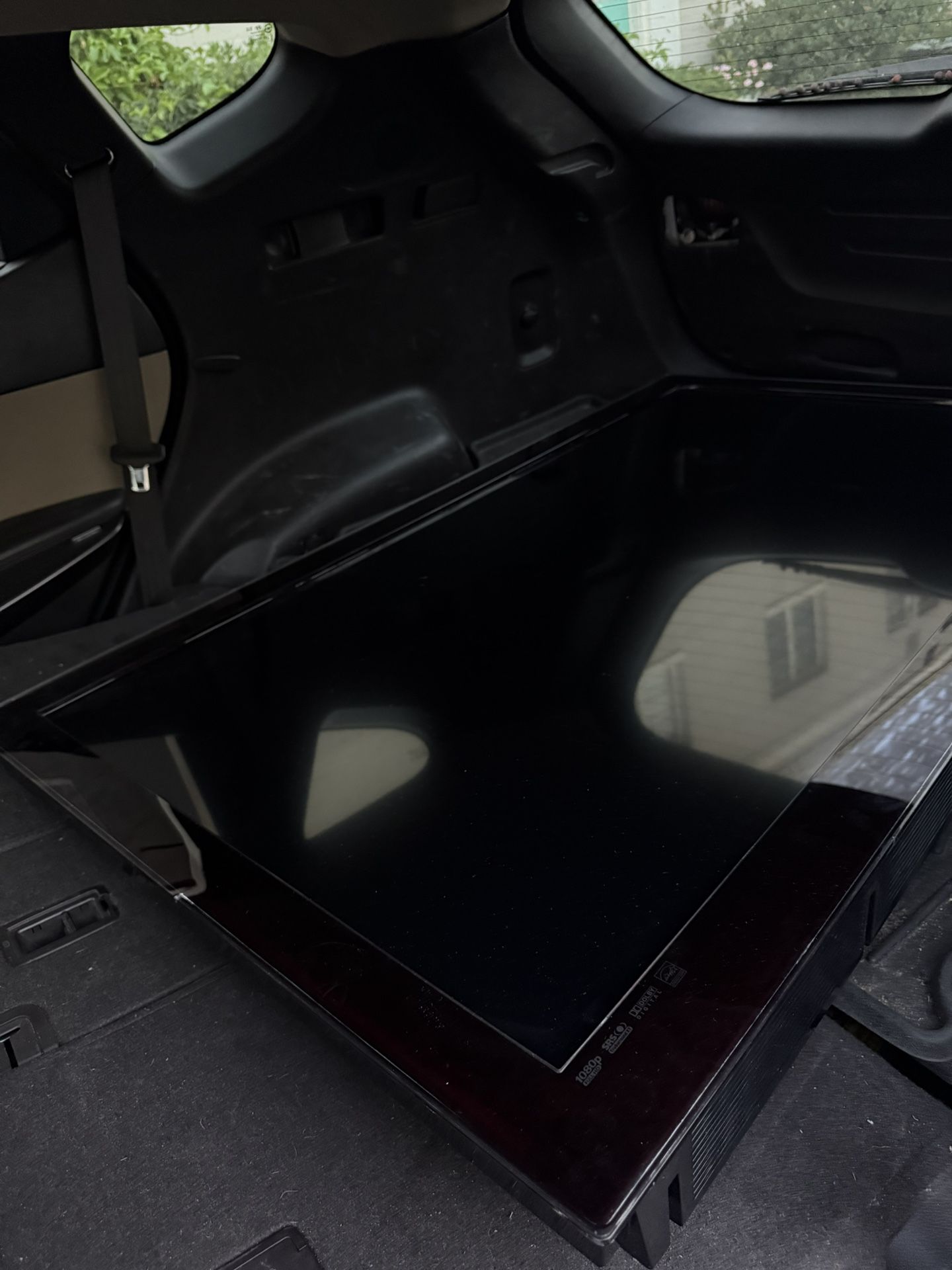 Samsung Flat Screen TV + Wall Mount – Great Condition!