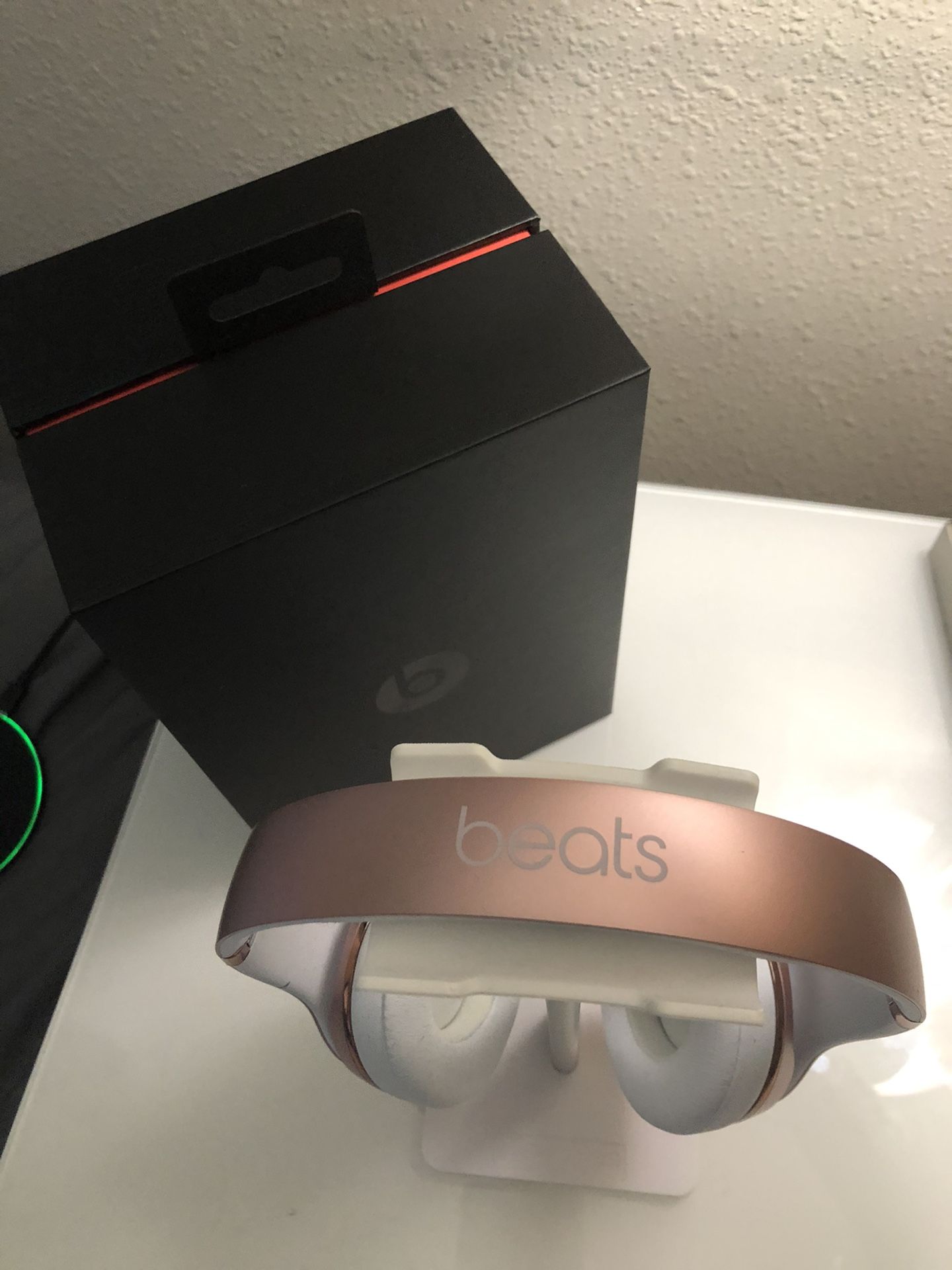 Beats Solo3 Wireless Headphones Rose Gold - Almost New