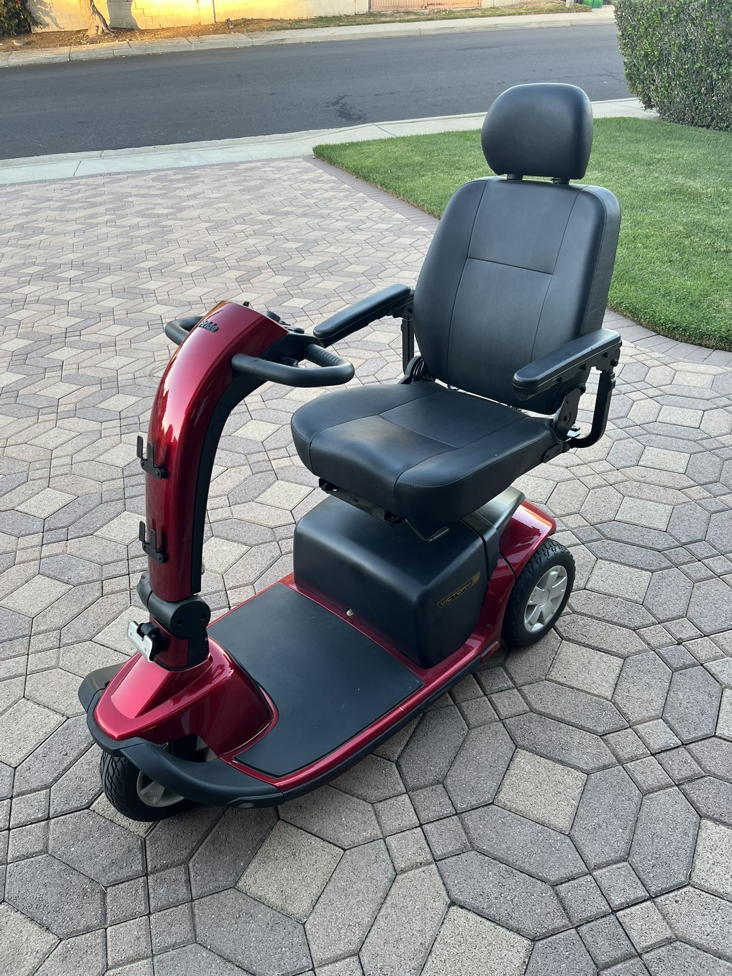 Pride Mobility Scooter - 3 Wheels - Victory 10 - Great Condition!!