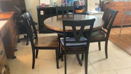 Brown round table with four chair.