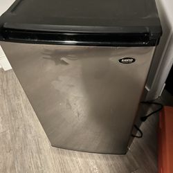 Used Mini fridge 