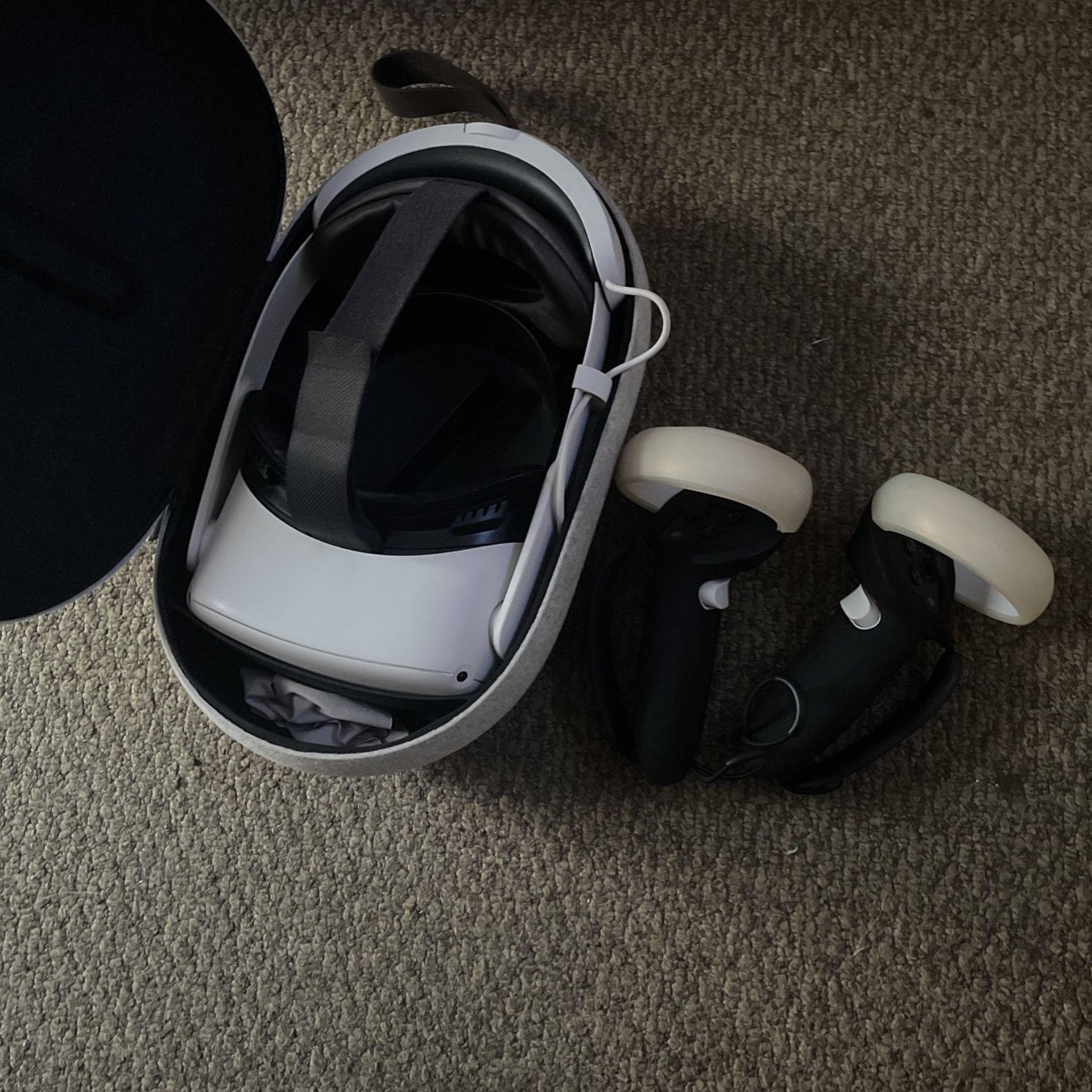 Oculus Quest 2 With Accessories