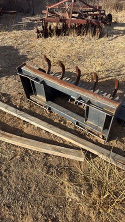 Skidsteer ripper attachment