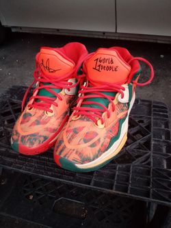Kyrie Irving tennis shoes
