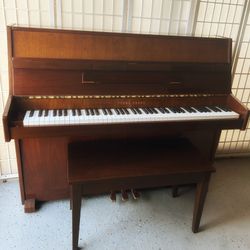 “Young Chang” Sweet & Petite Studio Piano/ Will Deliver!! 