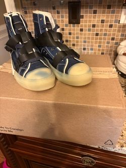 Tennis shoes