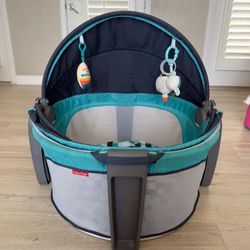 Fisher-Price Portable Bassinet On-The-Go Baby Dome, Travel Play Space with Developmental Newborn Toys & Canopy, Windmill