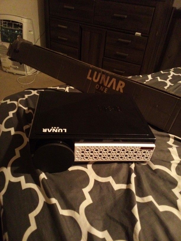  PROJECTOR WITH PROJECTOR SCREEN (LUNAR ONE)