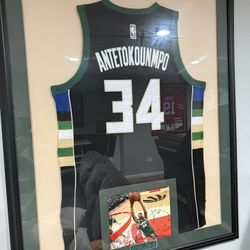 Giannis Antetokounmpo Signed Jersey Framed Photo Bucks Milwaukee Autograph Basketball NBA 