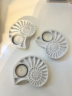3 shell shaped candles