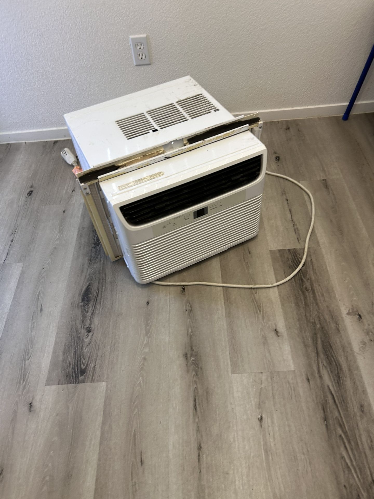 FRIGIDAIRE WINDOW AC